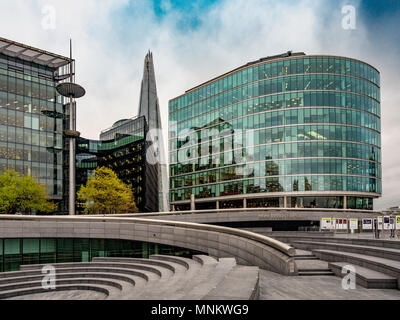 Il convogliatore anfiteatro all'aperto. Southwark, sulla riva sud del fiume Tamigi con il Coccio in background. Londra, Regno Unito. Foto Stock