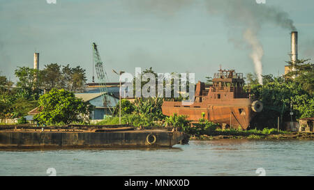 Cantiere navale sul fiume Mahakam, Borneo Foto Stock