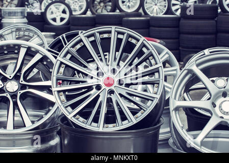 I cerchioni ruota sulla vetrina. Auto ruote in lega presso un negozio di ruota Foto Stock
