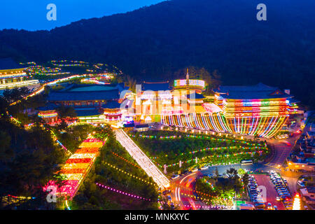 Vista aerea del tempio Samgwangsa nelle ore notturne nella città di Busan, Corea del Sud.migliaia di lanterne di carta decorare Tempio Samgwangsa in Busan città del Sud Foto Stock