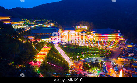 Vista aerea del tempio Samgwangsa nelle ore notturne nella città di Busan, Corea del Sud.migliaia di lanterne di carta decorare Tempio Samgwangsa in Busan città del Sud Foto Stock