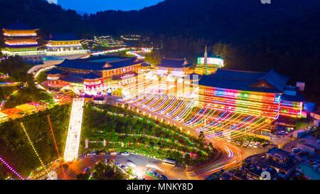 Vista aerea del tempio Samgwangsa nelle ore notturne nella città di Busan, Corea del Sud.migliaia di lanterne di carta decorare Tempio Samgwangsa in Busan città del Sud Foto Stock