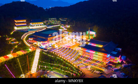 Vista aerea del tempio Samgwangsa nelle ore notturne nella città di Busan, Corea del Sud.migliaia di lanterne di carta decorare Tempio Samgwangsa in Busan città del Sud Foto Stock