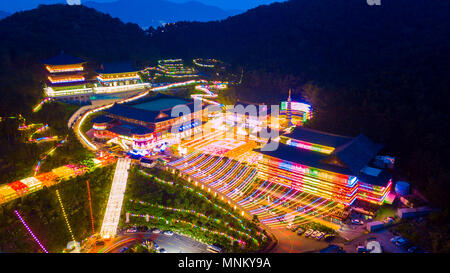 Vista aerea del tempio Samgwangsa nelle ore notturne nella città di Busan, Corea del Sud.migliaia di lanterne di carta decorare Tempio Samgwangsa in Busan città del Sud Foto Stock