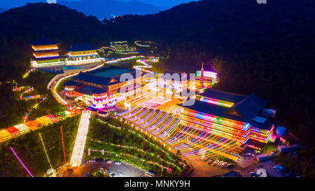 Vista aerea del tempio Samgwangsa nelle ore notturne nella città di Busan, Corea del Sud.migliaia di lanterne di carta decorare Tempio Samgwangsa in Busan città del Sud Foto Stock