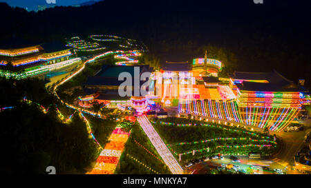 Vista aerea del tempio Samgwangsa nelle ore notturne nella città di Busan, Corea del Sud.migliaia di lanterne di carta decorare Tempio Samgwangsa in Busan città del Sud Foto Stock