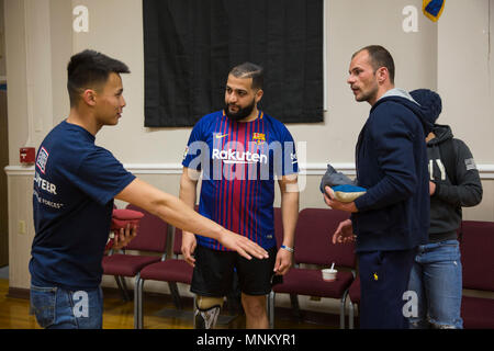 Il 2018 Marine Corps prove gli atleti sono insegnato come giocare Cornhole durante uso notte all'uso di Jacksonville, N.C., 16 marzo 2018. Il Marine Corps prove favorisce il recupero e la riabilitazione attraverso lo sport adattativo di partecipazione e sviluppa un cameratismo fra RSMs e i veterani. Si tratta di un opportunità per il recupero di elementi di servizio (RSMs) per dimostrare le loro conquiste e serve come sede principale per selezionare Marine Corps ai partecipanti per il DoD Warrior giochi. Foto Stock