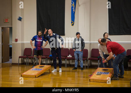 Il 2018 Marine Corps prove atleti giocare un gioco Cornhole durante uso notte all'uso di Jacksonville, N.C., 16 marzo 2018. Il Marine Corps prove favorisce il recupero e la riabilitazione attraverso lo sport adattativo di partecipazione e sviluppa un cameratismo fra RSMs e i veterani. Si tratta di un opportunità per il recupero di elementi di servizio (RSMs) per dimostrare le loro conquiste e serve come sede principale per selezionare Marine Corps ai partecipanti per il DoD Warrior giochi. Foto Stock