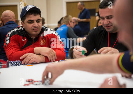 Il 2018 Marine Corps prove atleti di giocare una partita di poker per i premi durante uso notte all'uso di Jacksonville, N.C., 16 marzo 2018. Il Marine Corps prove favorisce il recupero e la riabilitazione attraverso lo sport adattativo di partecipazione e sviluppa un cameratismo fra RSMs e i veterani. Si tratta di un opportunità per il recupero di elementi di servizio (RSMs) per dimostrare le loro conquiste e serve come sede principale per selezionare Marine Corps ai partecipanti per il DoD Warrior giochi. Foto Stock