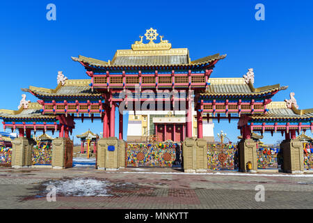 Gate al complesso buddista Golden dimora del Buddha Shakyamuni in primavera. Elista. Kalmykia. La Russia Foto Stock