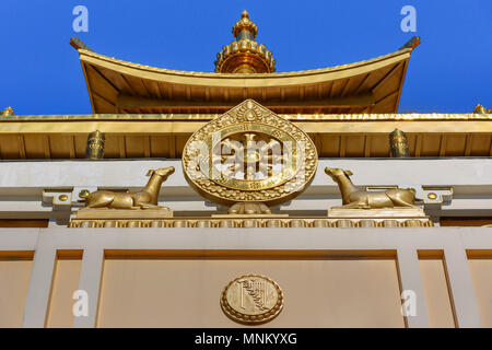 Elemento del tempio buddista nel complesso Golden dimora del Buddha Shakyamuni in primavera. Elista. Kalmykia. La Russia Foto Stock