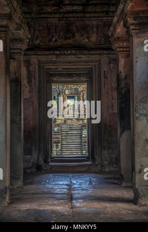 Vista attraverso uno dei tanti portali che portano ad altri templi e cortili di complesso di Angkor Wat in Siem Reap, Cambogia. Foto Stock