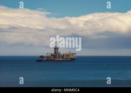 Drillship contro scenic nuvole. Olio e gas di perforazione offshore Foto Stock