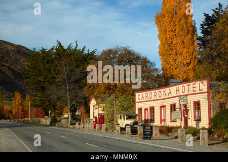 Historic Cardrona Hotel e auto d'epoca, vicino a Wanaka, Isola del Sud, Nuova Zelanda Foto Stock