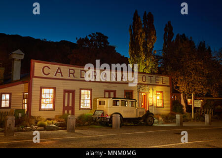 Historic Cardrona Hotel e auto d'epoca, al tramonto, vicino a Wanaka, Isola del Sud, Nuova Zelanda Foto Stock