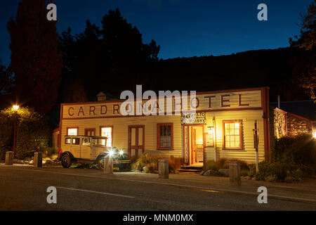 Historic Cardrona Hotel e auto d'epoca, al tramonto, vicino a Wanaka, Isola del Sud, Nuova Zelanda Foto Stock