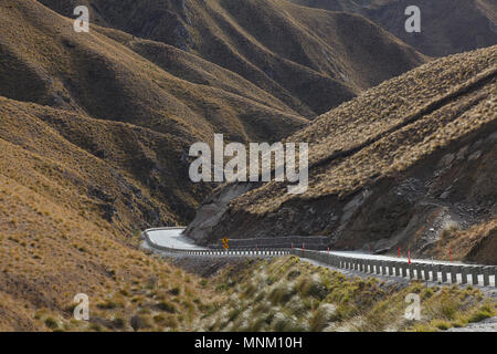 Crown Range Road tra Queenstown e Wanaka, Isola del Sud, Nuova Zelanda Foto Stock