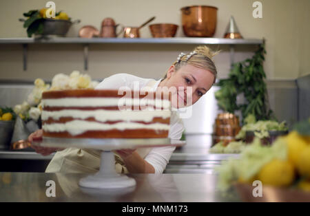 Claire Ptak, proprietario di violetta panificio a Hackney, a est di Londra, mette i tocchi di rifinitura per la torta per le nozze del principe Harry e Meghan Markle nelle cucine a Buckingham Palace a Londra. Foto Stock