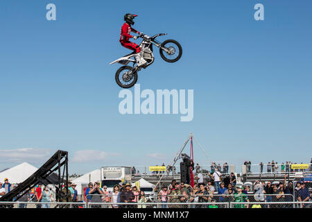 Motociclisti con il Metal Mulisha equipaggio eseguire freestyle motocross trucchi e acrobazie durante il 2018 Yuma Airshow di ospitati da Marine Corps Air Station Yuma, Ariz., Sabato, 17 marzo 2018. L'Airshow di ICM è Yuma solo airshow di militari dell'anno e offre alla comunità la possibilità di vedere antenna emozionanti ed esecutori di massa per libero mentre interagiscono con Marines e marinai. Foto Stock