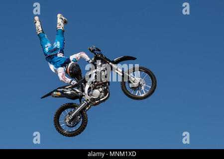 Motociclisti con il Metal Mulisha equipaggio eseguire freestyle motocross trucchi e acrobazie durante il 2018 Yuma Airshow di ospitati da Marine Corps Air Station Yuma, Ariz., Sabato, 17 marzo 2018. L'Airshow di ICM è Yuma solo airshow di militari dell'anno e offre alla comunità la possibilità di vedere antenna emozionanti ed esecutori di massa per libero mentre interagiscono con Marines e marinai. Foto Stock