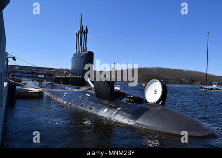 GROTON, Connecticut. (Mar. 17 2018) l'equipaggio della USS Colorado (SSN 788) mans loro recente commissionato sottomarino, Marzo 17, 2018. Colorado è la U.S. La marina del XV Virginia attacco di classe e sottomarino denominato per lo stato del Colorado. Foto Stock