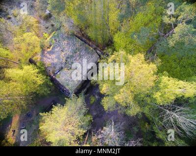 Vista aerea del distrutto cemento armato bunker dalla seconda guerra mondiale apparteneva a Himmler Hochwald sede nascosta in una foresta in Pozezdrz Foto Stock