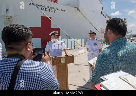 La base navale di Guam (17 marzo 2018) Her Majesty's Royal Navy Capt. Pietro Oliva, vice comandante della missione di partenariato Pacifico 2018 (PP18), risponde a una domanda durante una conferenza stampa dopo l arrivo dei militari di comando Sealift nave ospedale USNS misericordia (T-AH 19) alla Base Navale di Guam nel supporto di PP18. PP18's missione è lavorare collettivamente con host e nazioni partner per migliorare l'interoperabilità a livello regionale di emergenza e capacità di risposta, aumentare la stabilità e la sicurezza nella regione e favorire la nascita di nuove e durature amicizie in tutta la regione Indo-Pacifico. Pacific Partnership, ora nel suo Foto Stock