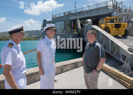 La base navale di Guam (17 marzo 2018) Her Majesty's Royal Navy Capt. Pietro Oliva, vice comandante della missione di partenariato Pacifico 2018 (PP18); PP18 Mission Commander, Cap. David Bretz; e militari di comando Sealift expeditionary trasporto veloce nave USNS Brunswick (T-EPF 6) comandante della nave, Charles nero, discutere di Brunswick del sostegno del PP18 sulla nave è Pier. PP18's missione è lavorare collettivamente con host e nazioni partner per migliorare l'interoperabilità a livello regionale di emergenza e capacità di risposta, aumentare la stabilità e la sicurezza nella regione e favorire la nascita di nuove e durature amicizie al di là della Indo- Foto Stock