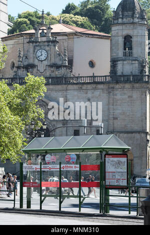 Tranvia fermata del tram con la Iglesia de San Nicolas in background, Bilbao Vizcaya, Pais Vasco, Spagna, Foto Stock