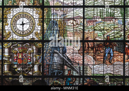 Sezioni di vetro macchiato murale in Estacion Abando Indalecio Prieto; La stazione ferroviaria di Abando, Bilbao; Pais Vasco; Spagna; Foto Stock