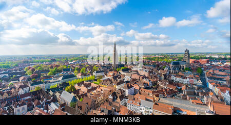 BRUGES, Belgio - 23 Aprile 2018:vista areale di Bruges, capitale della Fiandra occidentale nel nord-ovest del Belgio e una popolare destinazione turistica Foto Stock