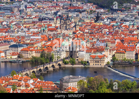 Vista dal ponte di Carlo a Smetana Museum sulla sponda destra del fiume Vltava nella Città Vecchia di Praga. Esso è dedicato alla vita e alle opere Foto Stock