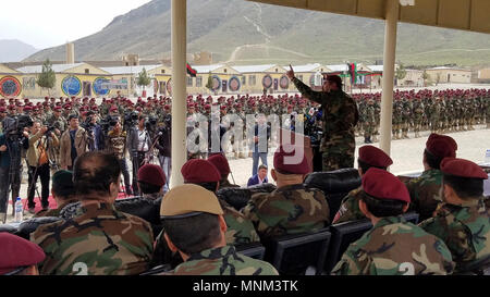 828 esercito nazionale afghano soldati ha conquistato il titolo di commando sulla graduazione dal ventiduesimo Commando Corso di qualificazione all'ANA il Comando Operazioni Speciali scuola di eccellenza a Camp Commando, vicino a Kabul, Afghanistan, Marzo 18, 2018. I commandos sono i blocchi di costruzione per Afghan speciali forze di sicurezza la crescita che ha avuto inizio nel mese di agosto 2017. (NSOCC-A Foto Stock