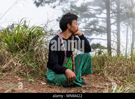 Thai hilltribe ranger del parco in Khun Chae National Park (อุทยานแห่งชาติขุนแจ) nel nord della Thailandia Foto Stock