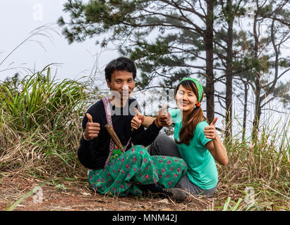 Thai hilltribe ranger del parco e trekker in Khun Chae National Park (อุทยานแห่งชาติขุนแจ) nel nord della Thailandia Foto Stock