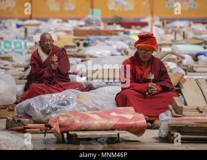 Monaco tibetano sulla sua piattaforma di meditazione, Yarchen Gar, Sichuan, in Cina Foto Stock