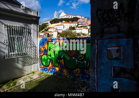 Graffitied vicoletto a Lisbona, Portogallo. Foto Stock