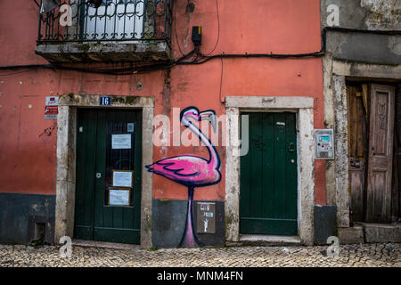 Flamingo graffiti a Lisbona, Portogallo. Foto Stock