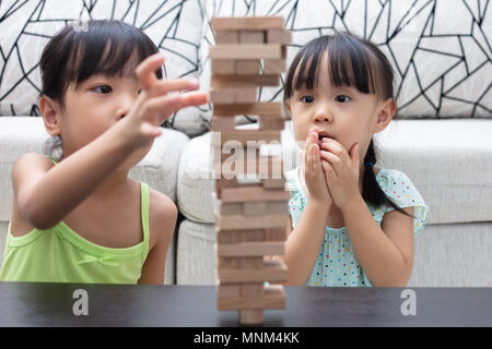 Cinese asiatici piccole sorelle giocando cataste di legno a casa Foto Stock