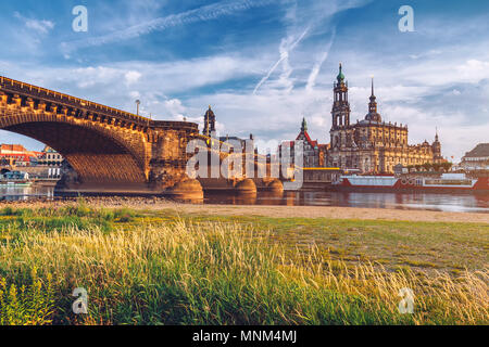 Ponte di Augusto (Augustusbrucke) e Cattedrale della Santissima Trinità (Hofkirche) oltre il Fiume Elba a Dresda, in Germania, in Sassonia. Foto Stock