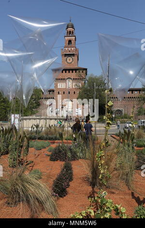 Installazione floreale al Fuorisalone in Piazza Castello durante la Settimana del Design a Milano. Dotato di: atmosfera Dove: Milano, Lombardia, Italia Quando: 17 Apr 2018 Credit: IPA/WENN.com * * disponibile solo per la pubblicazione in UK, USA, Germania, Austria, Svizzera** Foto Stock