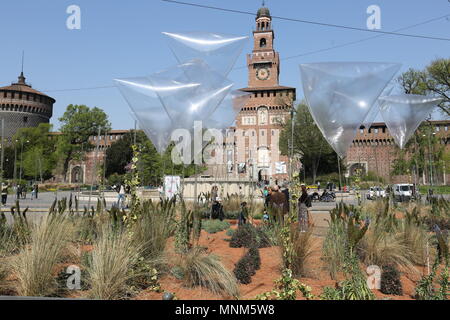 Installazione floreale al Fuorisalone in Piazza Castello durante la Settimana del Design a Milano. Dotato di: atmosfera Dove: Milano, Lombardia, Italia Quando: 17 Apr 2018 Credit: IPA/WENN.com * * disponibile solo per la pubblicazione in UK, USA, Germania, Austria, Svizzera** Foto Stock