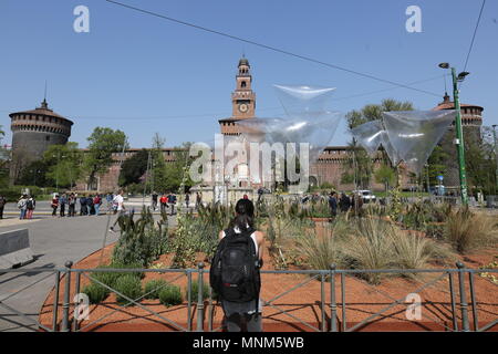 Installazione floreale al Fuorisalone in Piazza Castello durante la Settimana del Design a Milano. Dotato di: atmosfera Dove: Milano, Lombardia, Italia Quando: 17 Apr 2018 Credit: IPA/WENN.com * * disponibile solo per la pubblicazione in UK, USA, Germania, Austria, Svizzera** Foto Stock