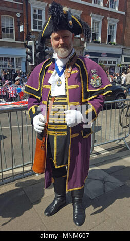 Chris Brown, ufficiale town crier del Royal Borough of Windsor e Maidenhead, sulle strade di Windsor. Il signor Brown ha detto che sta guardando in avanti per il suo ruolo di saluto ai visitatori alla città sul Royal Wedding Day &ETH; tutti i 150.000 di loro. Foto Stock