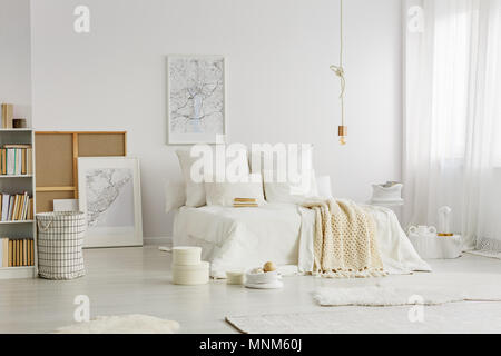 Due semplici mappa poster collocati nella camera da letto bianco interno con libri, arredamento, letto doppio e windows Foto Stock