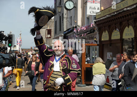 Chris Brown, ufficiale town crier del Royal Borough of Windsor e Maidenhead, sulle strade di Windsor. Il signor Brown ha detto che sta guardando in avanti per il suo ruolo di saluto ai visitatori alla città sul Royal Wedding Day &acirc;€" tutti i 150.000 di loro. Foto Stock