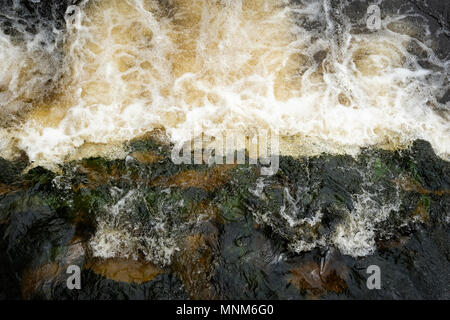 L'acqua che scorre sulle rocce Foto Stock