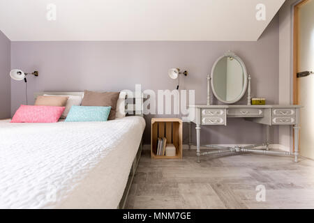 Colpo di una moderna camera da letto con letto king size Foto Stock