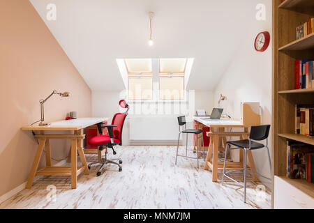 Inquadratura di un moderno studio in un attico Foto Stock