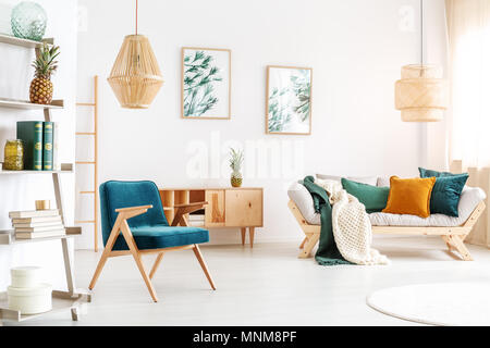 Elegante design interno casa del soggiorno con commode in legno, specchio,  poltrona e accessori eleganti. Arredamento classico per la casa Foto stock  - Alamy